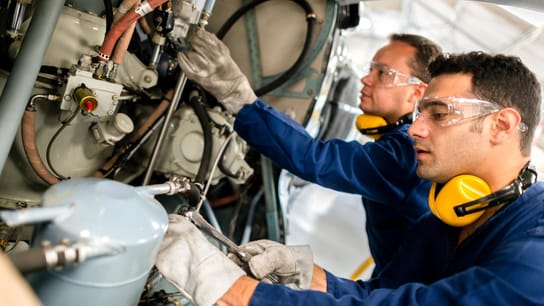 Moltiplicazione di lavoratori nel settore manifatturiero.