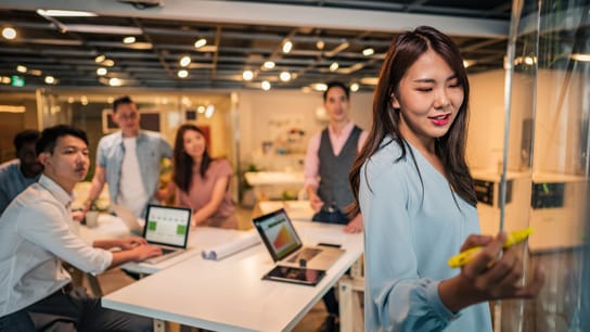 Connect Plus - กลุ่มคนหนุ่มสาวหลากหลายเชื้อชาติกำลังทำงานในสำนักงานที่ดูทันสมัย