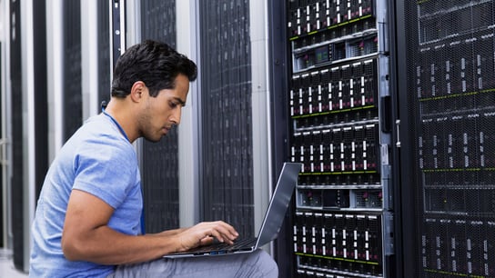 Des personnes travaillant dans une salle de serveurs moderne.