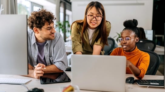 Współpracownicy omawiający pracę w nowoczesnym biurze