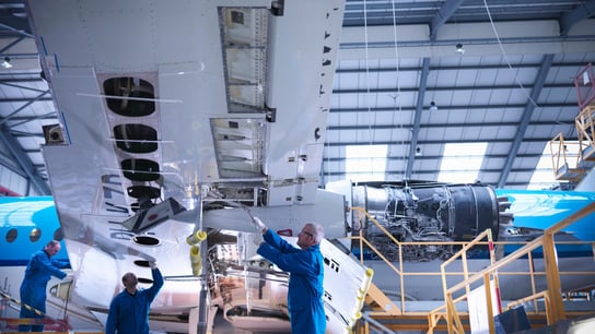 Ingenieros trabajando en un avión