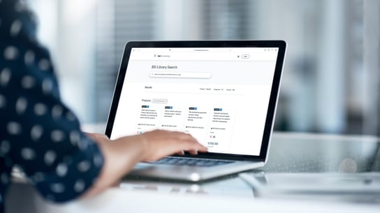 Ripresa parziale di donna d'affari che utilizza un computer portatile alla scrivania