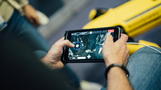 Küçük ekran tutan adam