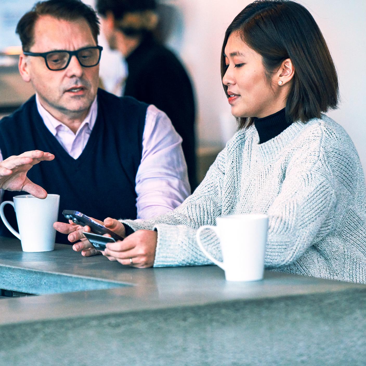 BSI-collega legt app uit terwijl vrouw test doet