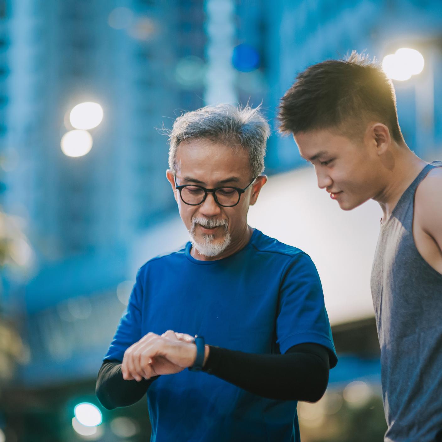 Zaufanie cyfrowe w opiece zdrowotnej – biegnący mężczyzna z synem