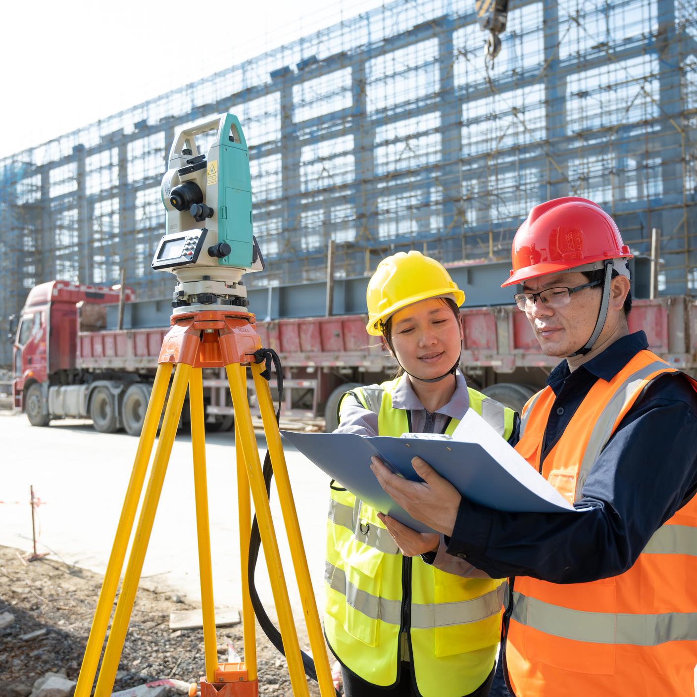 Ingenieure messen auf einer Baustelle in der Provinz Fujian, China