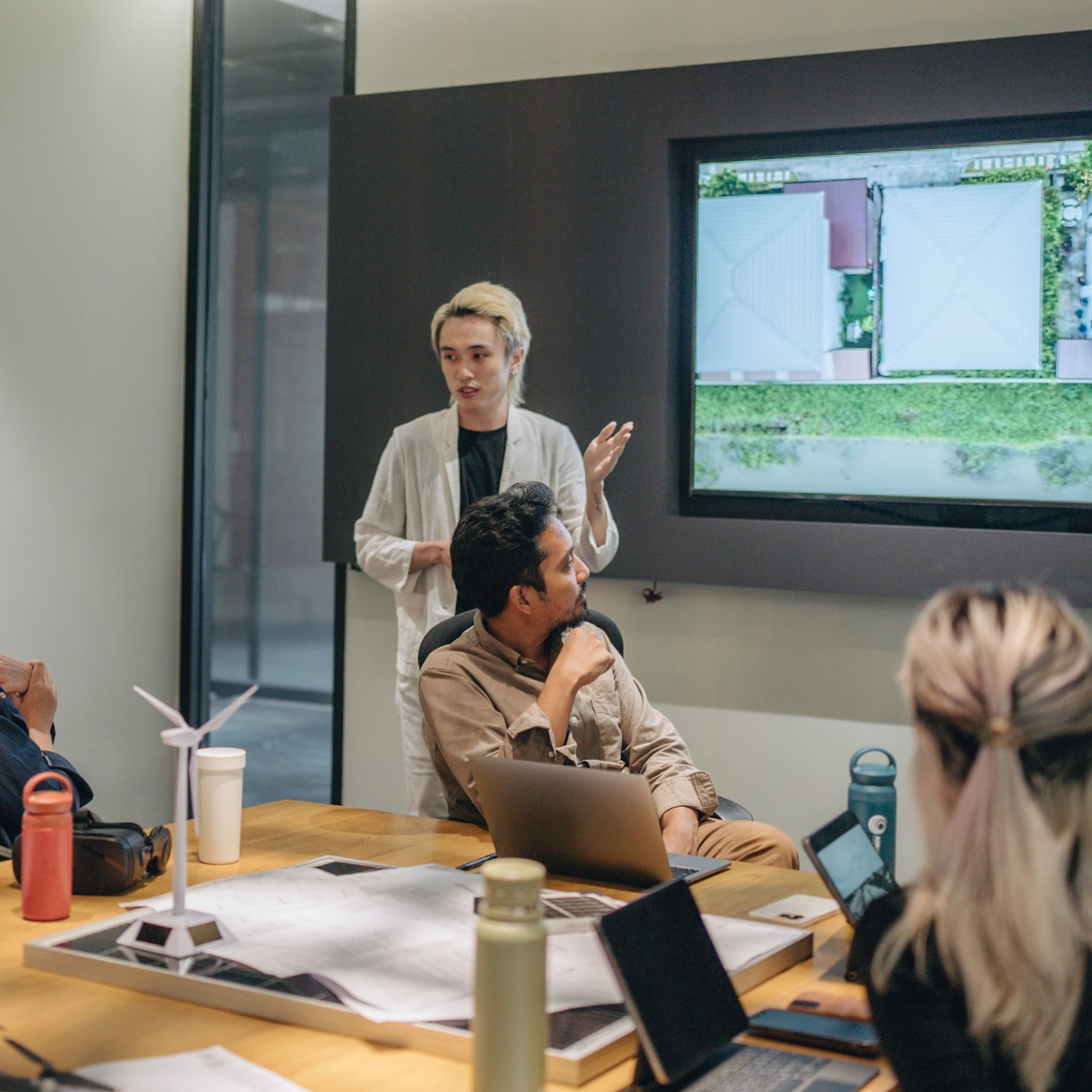 กลุ่มคนทำงานในธุรกิจที่ยิ้มแย้มอย่างมีความสุขและมั่นใจ