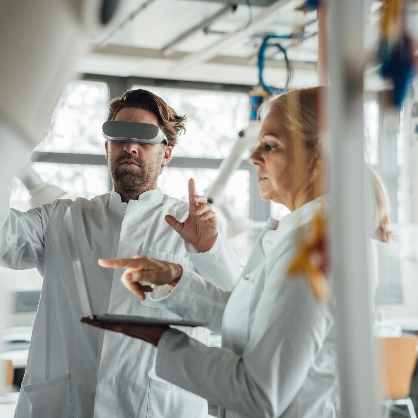 Dispositivos médicos oftalmológicos: un científico senior con un colega en un laboratorio