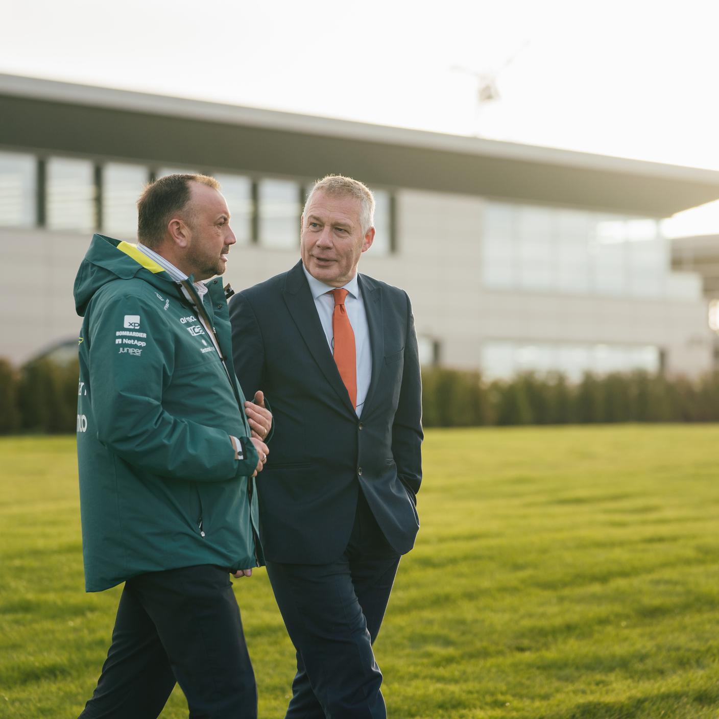 歩きながら顧客と話すBSIの職員