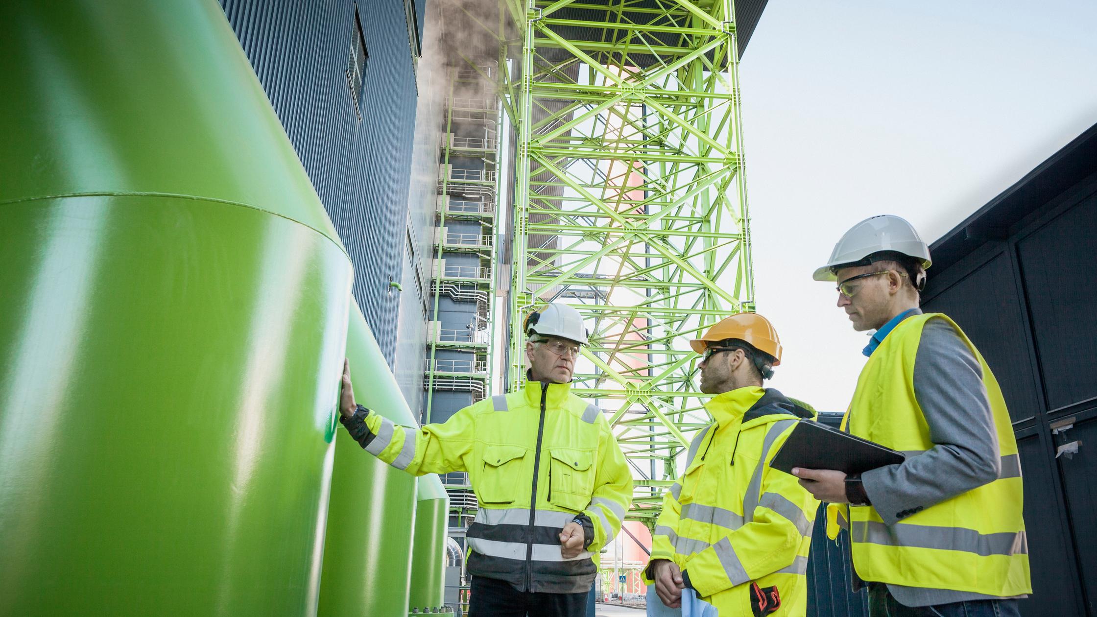 Des ingénieurs sur le chantier d’une centrale électrique moderne
