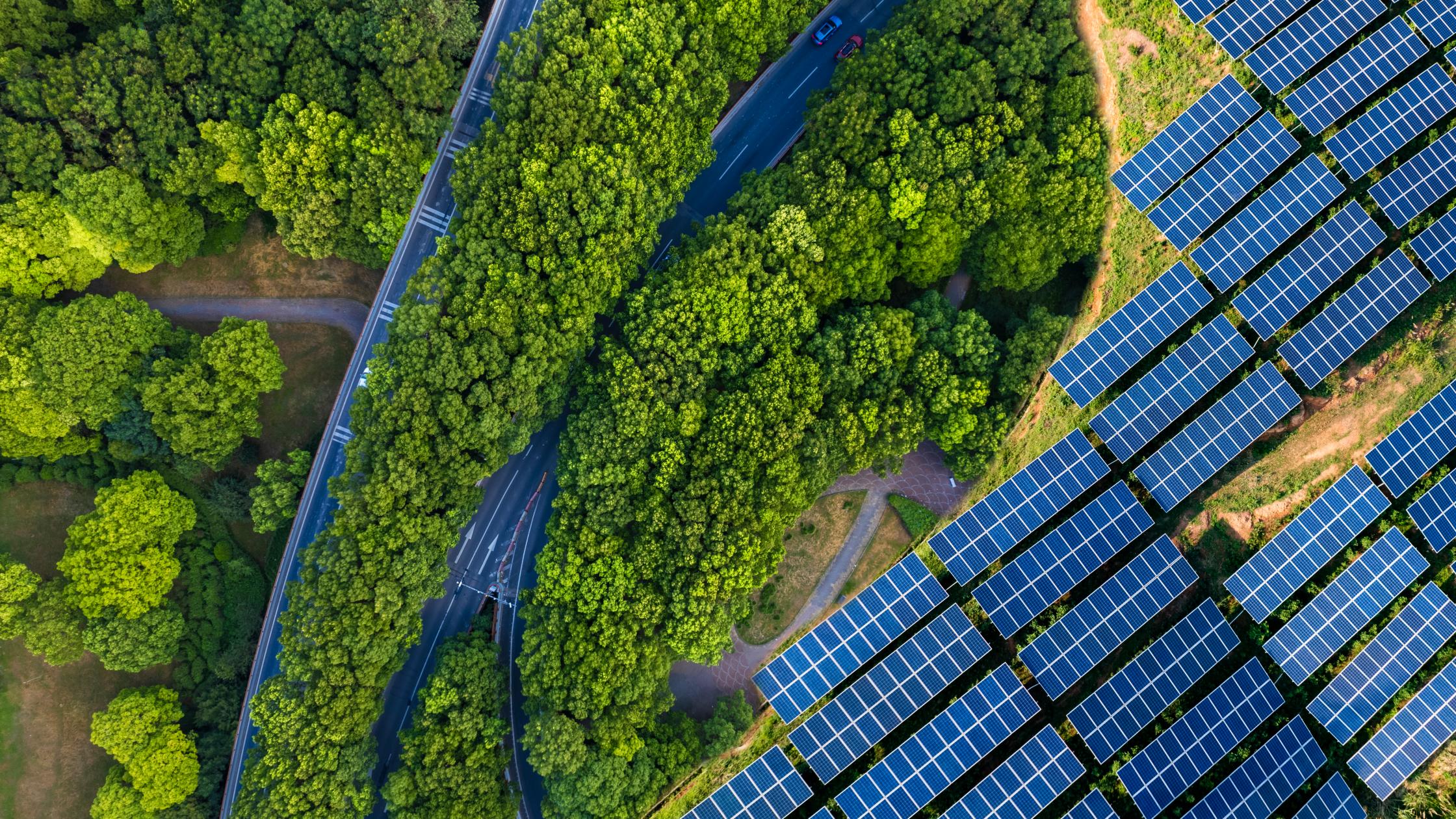 Vue en plongée de panneaux solaires, paysage agricole.
