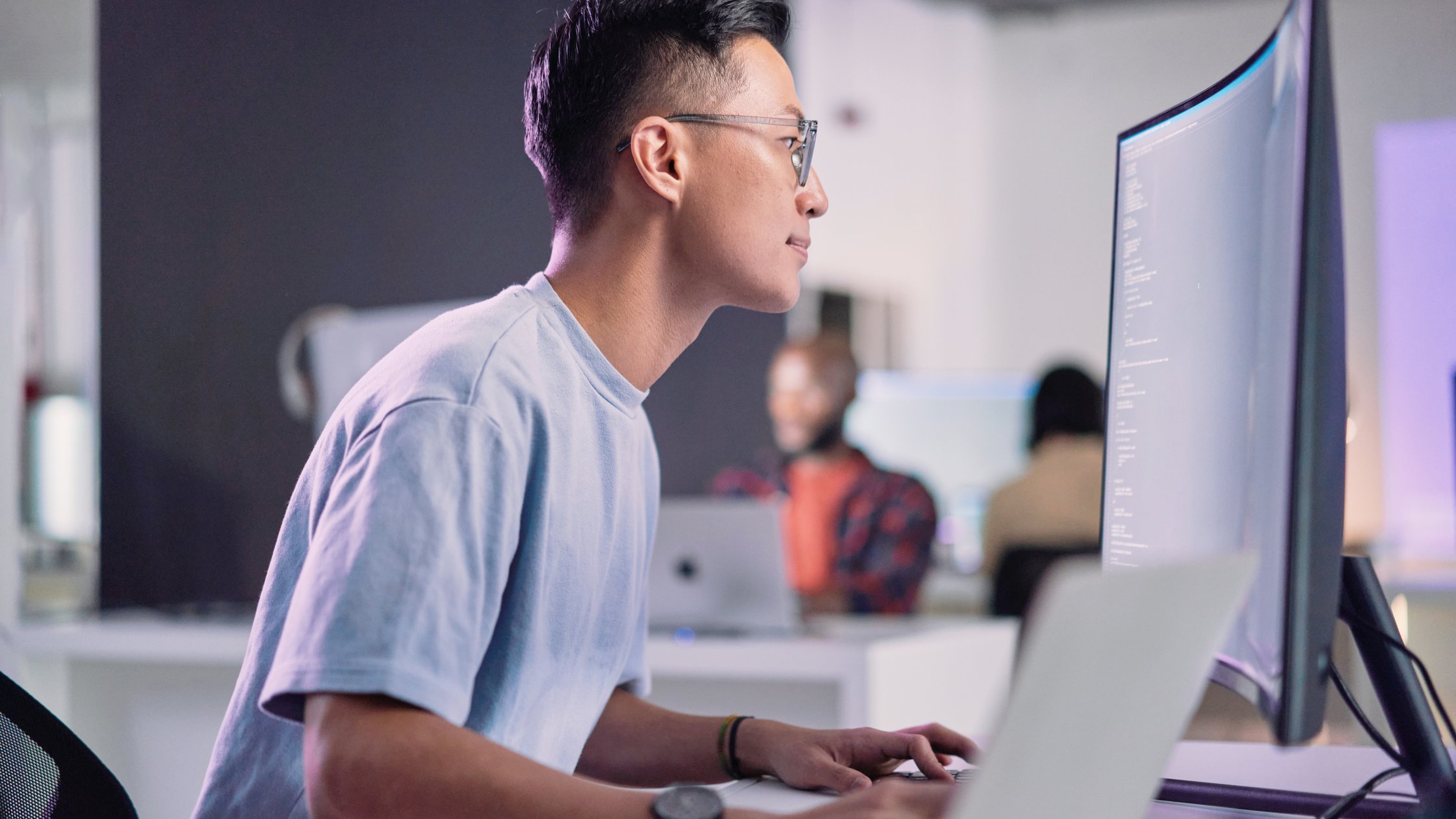 Codage informatique, programmation et homme asiatique en cybersécurité, développement de logiciels et script HTML.