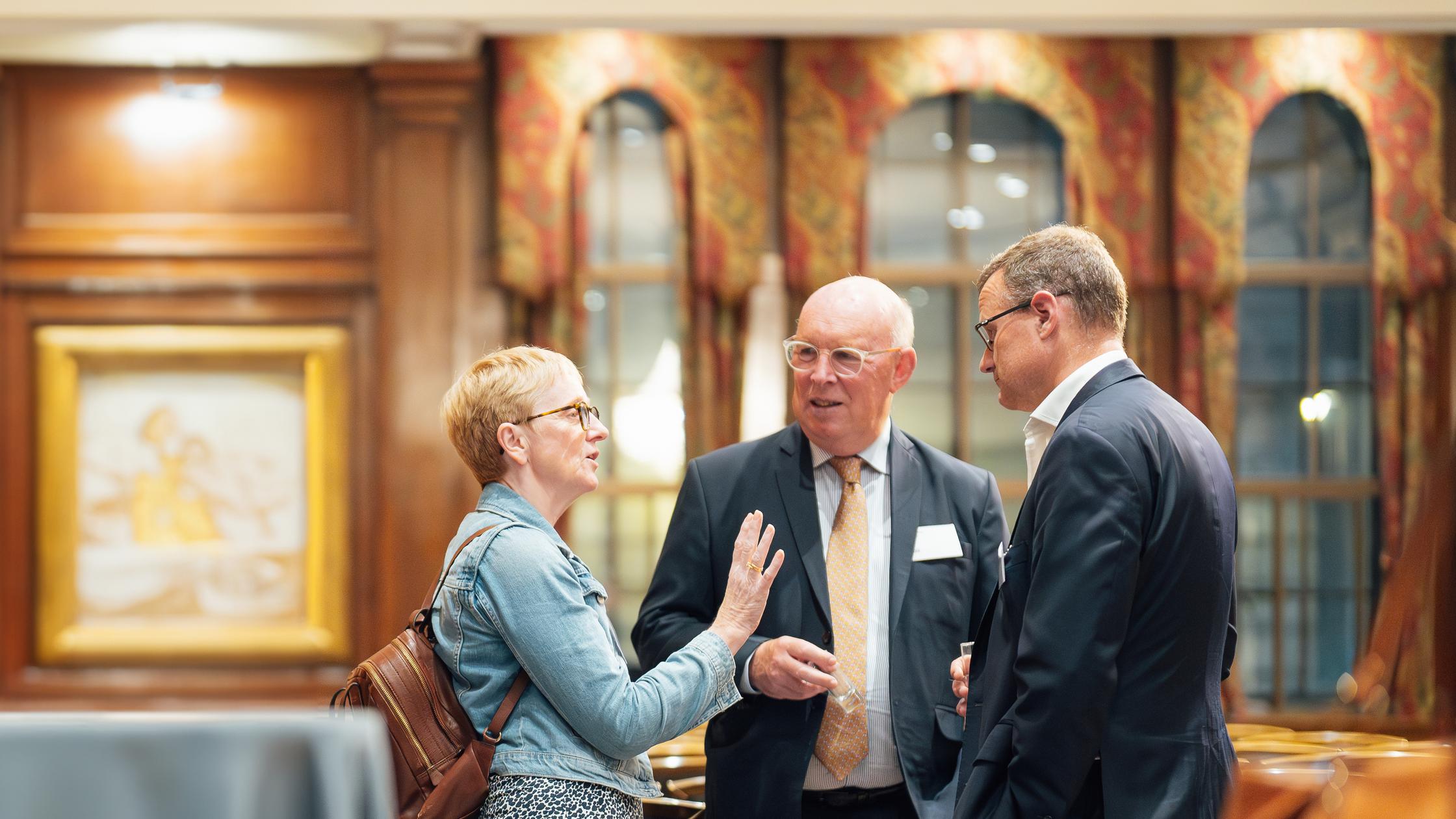 นักธุรกิจกำลังสนทนากันอย่างออกรส